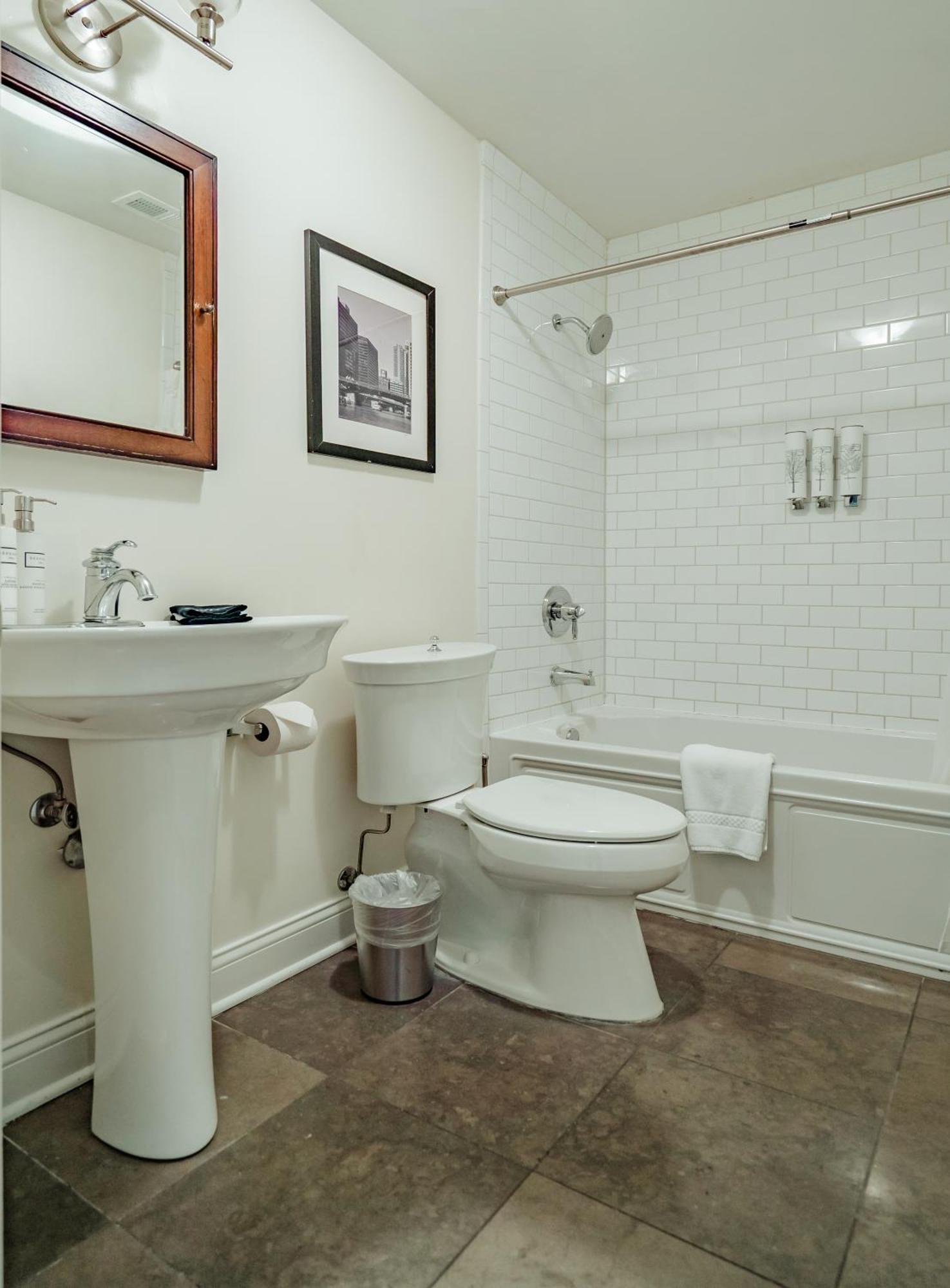 Three-Bedroom Suite,1556787622:JPEG