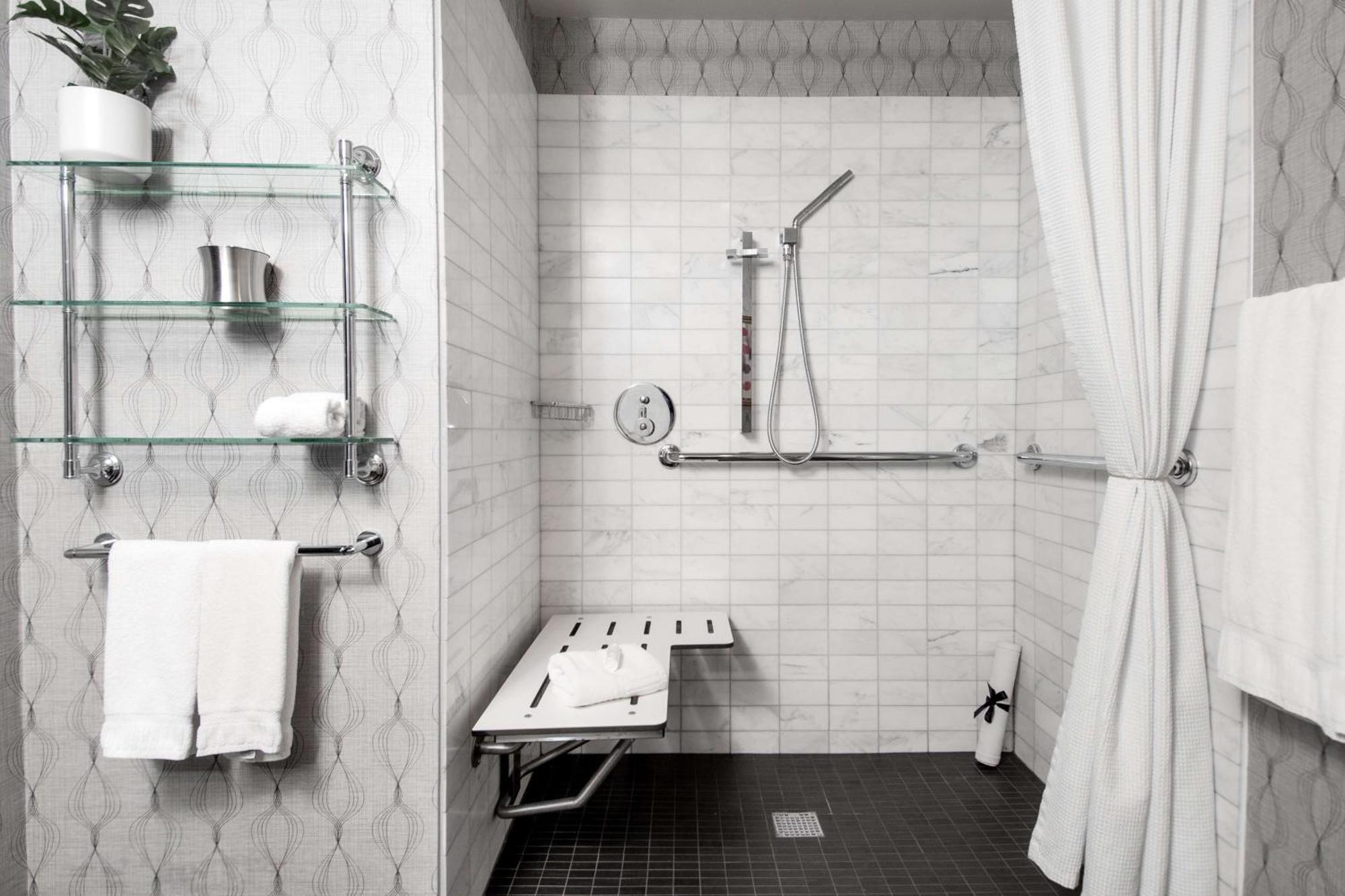 Quarto Deluxe com 2 Camas de Casal e Chuveiro Acessível a Cadeirantes - Acessível para Hóspedes com Mobilidade Reduzida