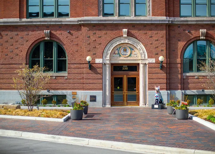 Hotel with Tennis: Marriott Marquis Chicago